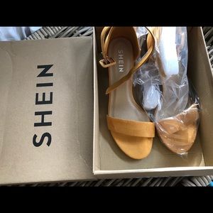 NWT ! Women’s mustard yellow block heels